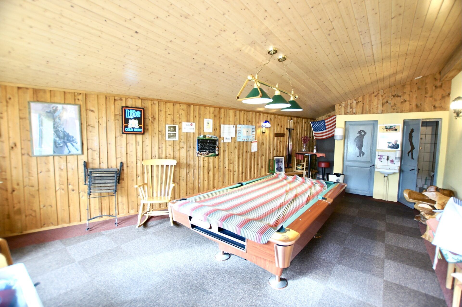 Immeuble de rendement aux portes de Lausanne, avec 6 appartements et un commerce. Situation centrale et connu à Mézières.