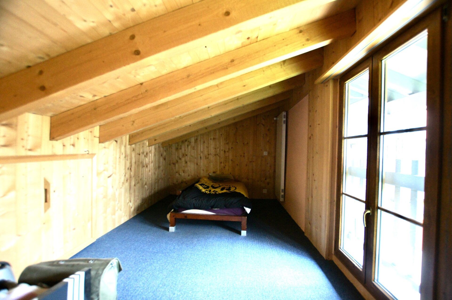 Immeuble de rendement aux portes de Lausanne, avec 6 appartements et un commerce. Situation centrale et connu à Mézières.