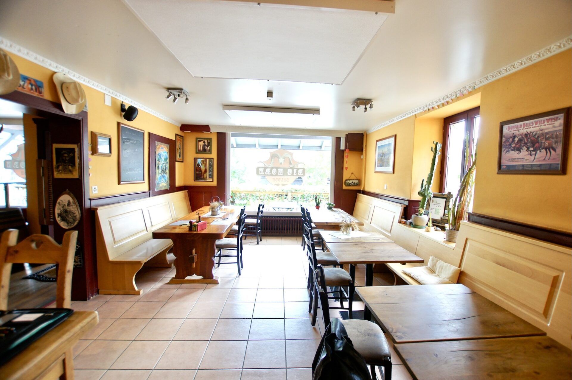 Immeuble de rendement aux portes de Lausanne, avec 6 appartements et un commerce. Situation centrale et connu à Mézières.