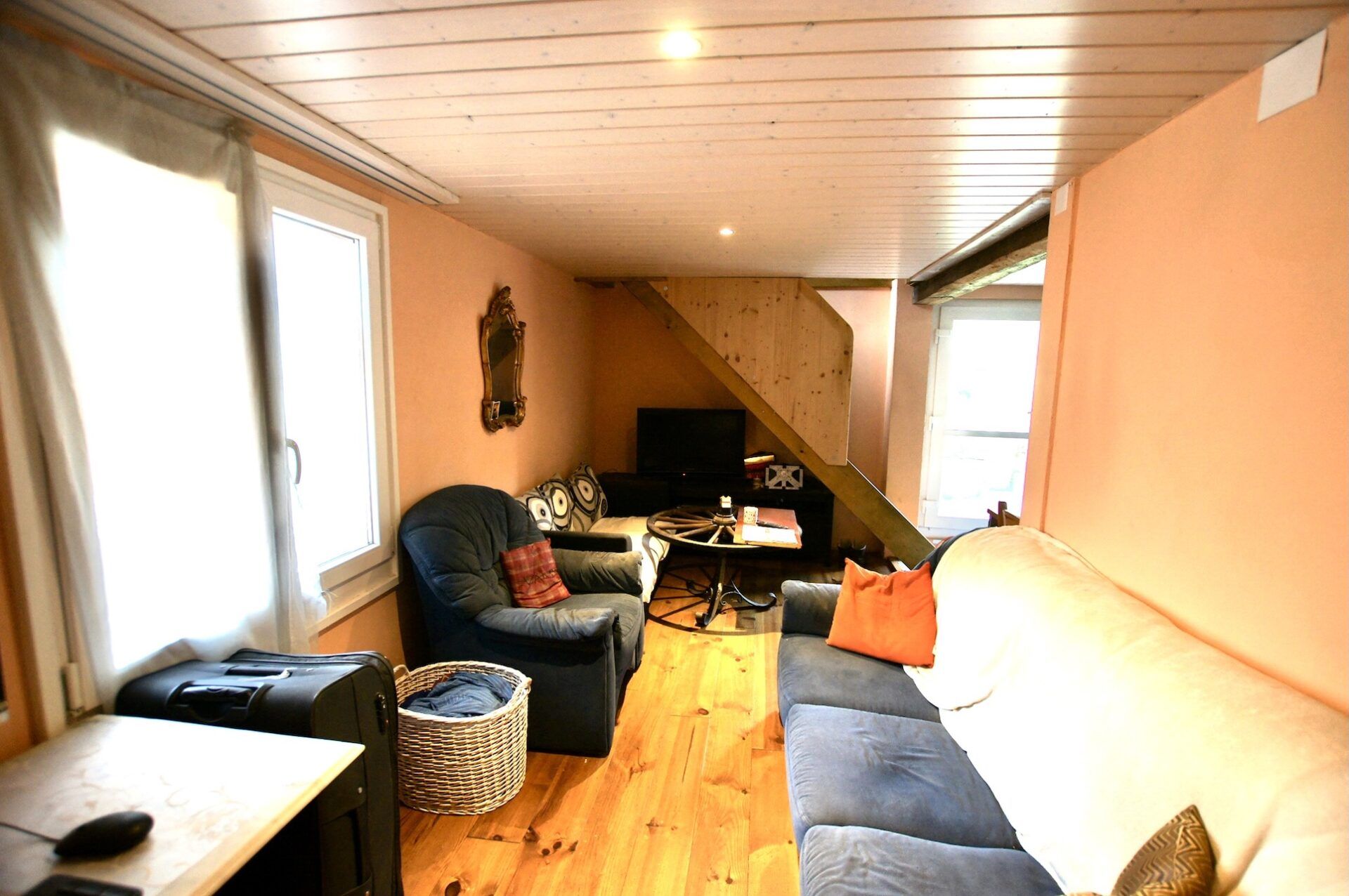 Immeuble de rendement aux portes de Lausanne, avec 6 appartements et un commerce. Situation centrale et connu à Mézières.