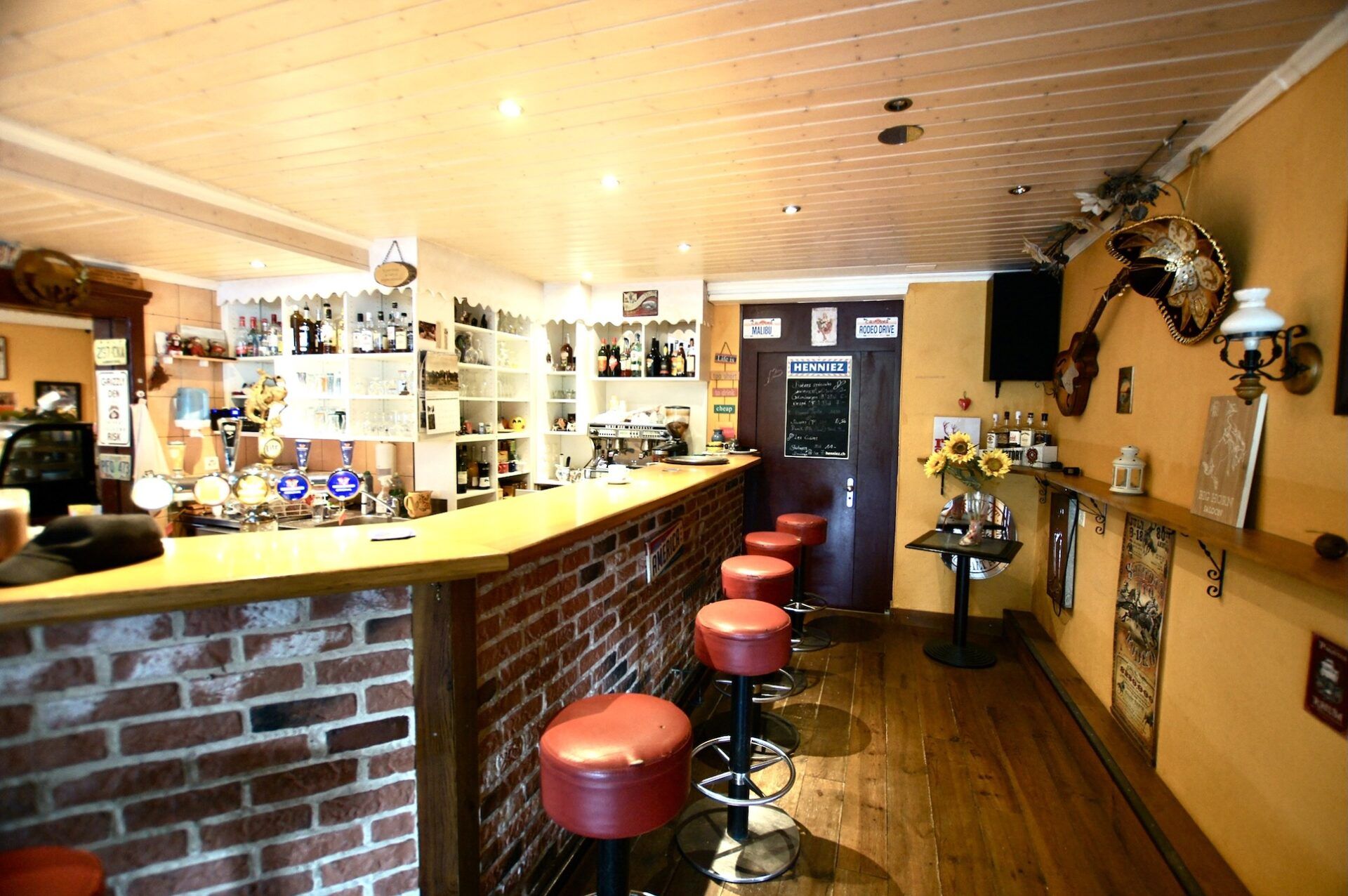 Immeuble de rendement aux portes de Lausanne, avec 6 appartements et un commerce. Situation centrale et connu à Mézières.